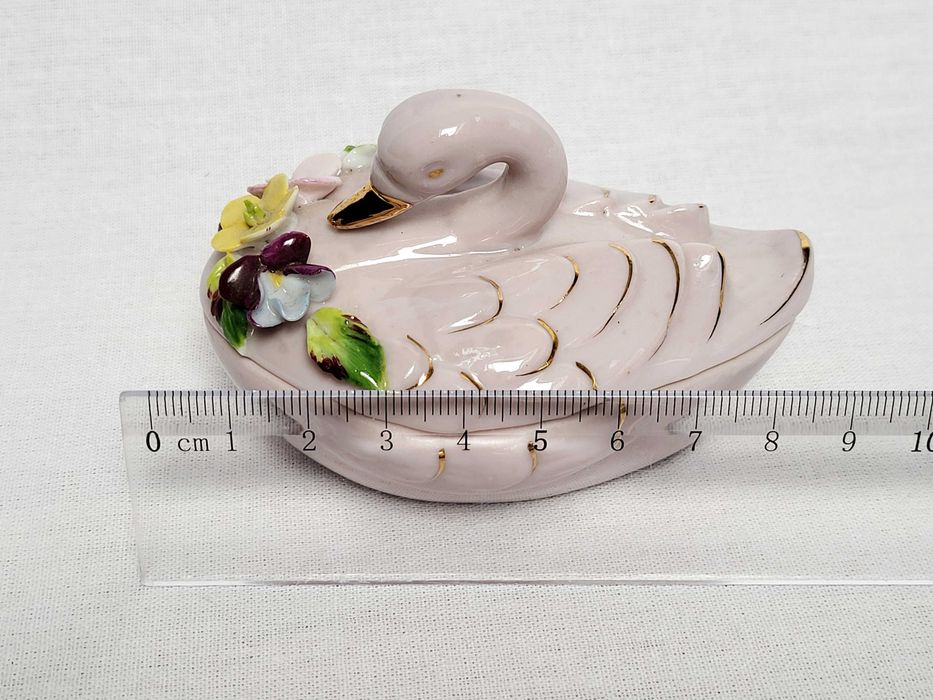 Puzderko porcelanowe Łabędź z kwiatami, dekoracyjne, XX w.