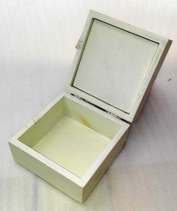 Wooden Box Frame with Red Apple64750731251971124