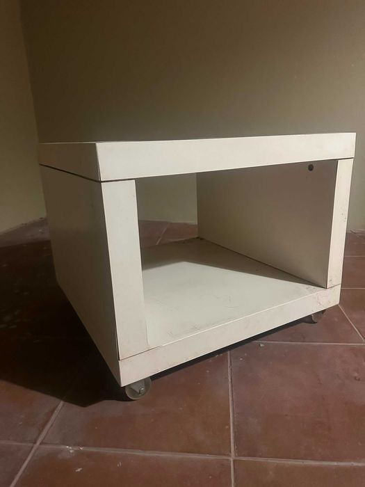 Mesa de apoio ikea lack antiga com rodas