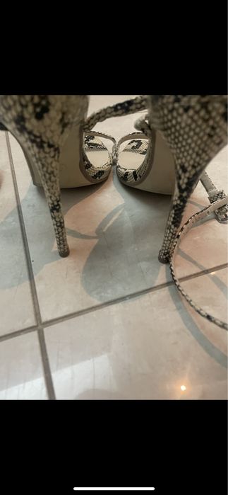 Szpilki nowe wężowe wiązane