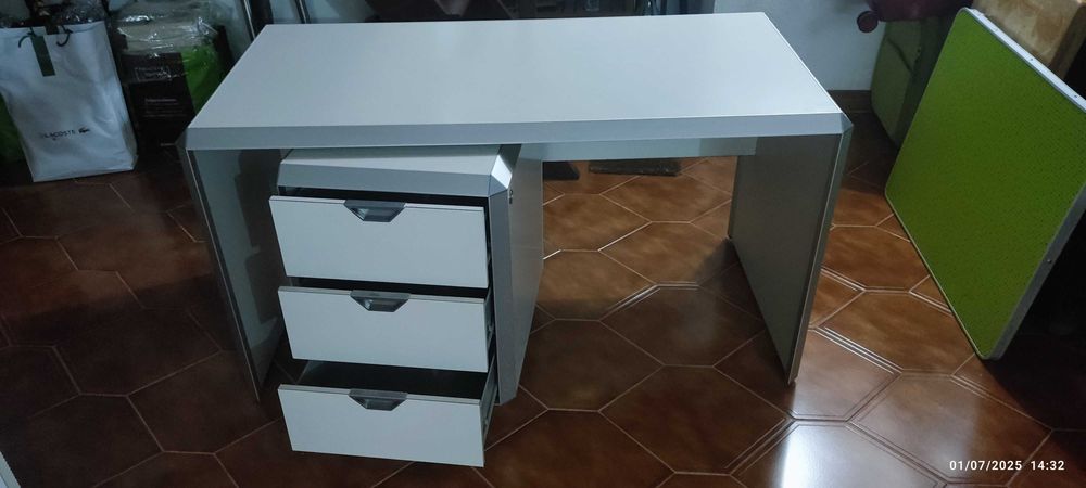 Secretária com  armário e gavetas com chave como novo64553109362433122