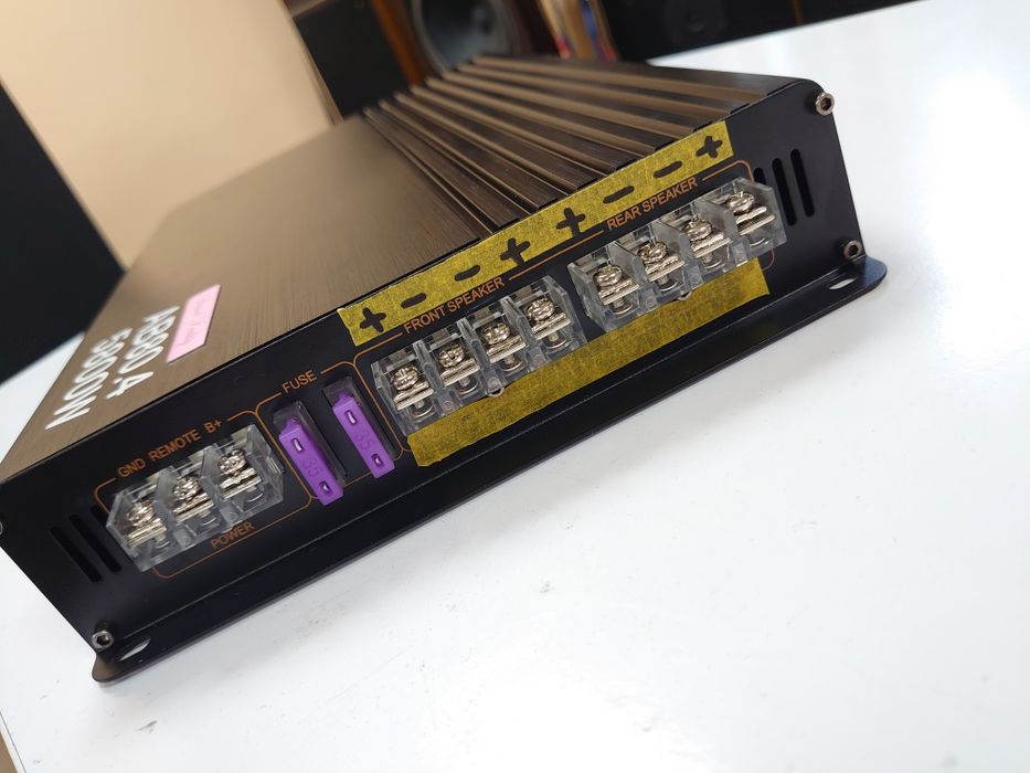 Автомобильний 4х канальный усилитель с масштабной открытой подачей.