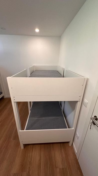 Cama beliche com colchão