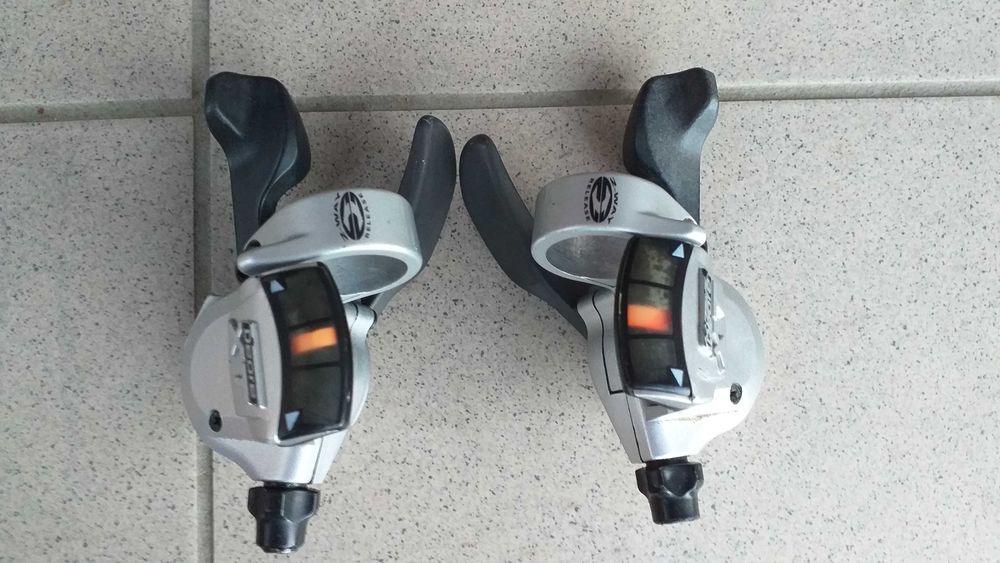 Manetki SHIMANO Deore XT SL-M760 3x9 srebrne super stan.