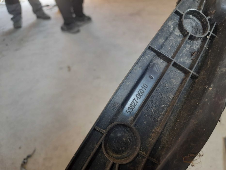 накладка правого переднего крыла Тойота Авенсіс т27 53827-05010