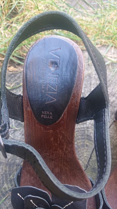 Venezia czarne skórzane sandały sandałki drewniaki z kwiatem.