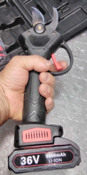 Tesoura de poda com 2 bateria, nova na caixa.