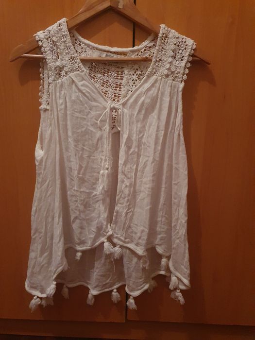 Blusa com renda aperta com fita