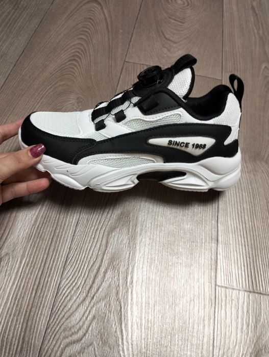 Продам кросівки нові