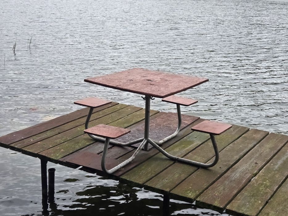 Dwa stoły czterosobowe i ławka szt 1