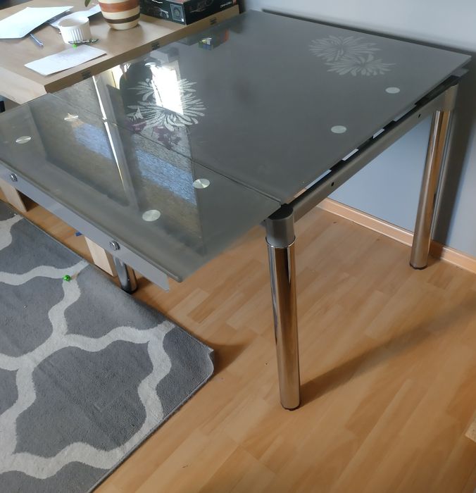 Szklany szary stół rozkładany