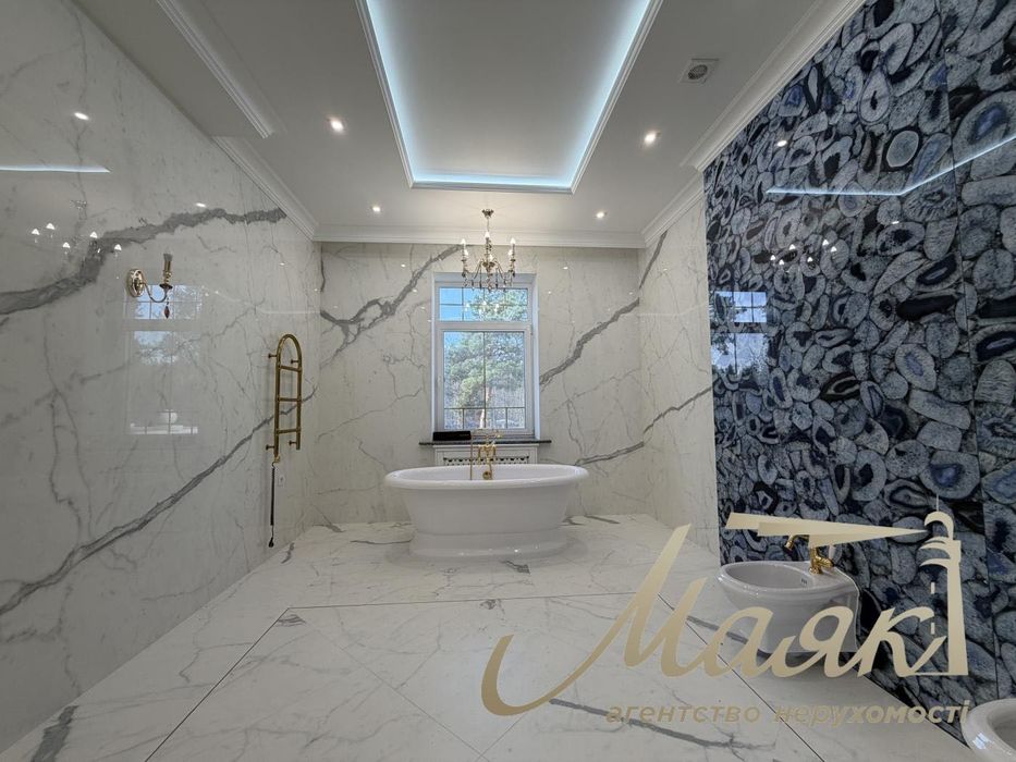 Продаж будинку площею 418,6 м² з виходом до води на ділянці 50 соток у КМ Dream Village, с. Лебедівка
