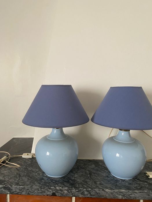 Dois candeeiros de mesa azuis antigos