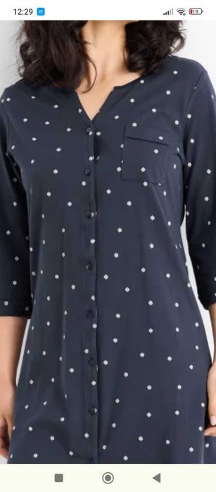 Camisa de dormir azul escuro e branco, com bolso