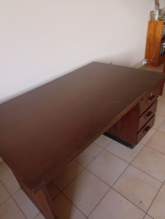 Secretaria de madeira antiga com tampo de vidro