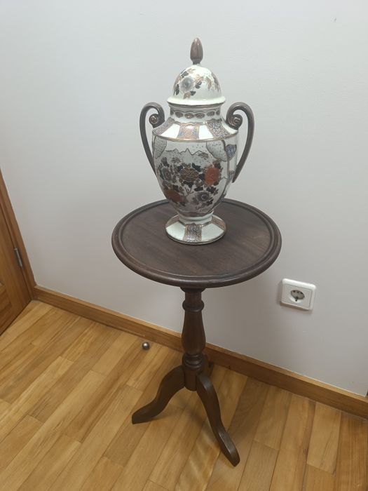 Mesa antiga de apoio restaurada estilo séc XVll com pé de galo toda em madeira maciça de mogno