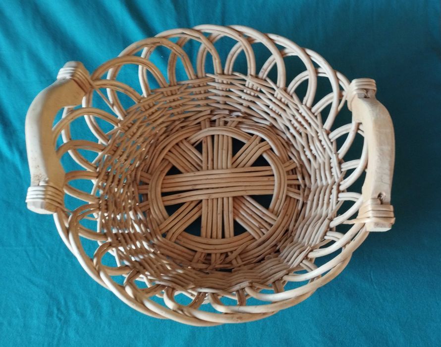 Conjunto de dois cestos em vime com um design artesanal e rústico