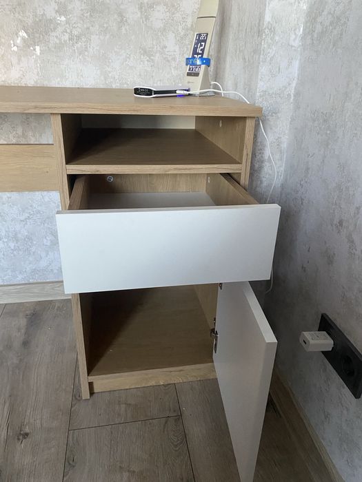 Стіл письмовий. В гарному стані