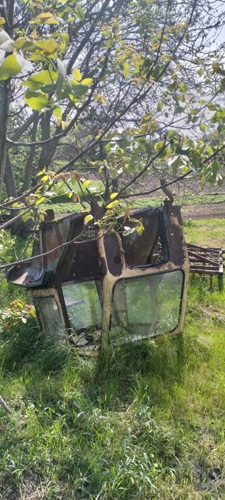 продам кабіну ЮМЗ  є стекла та двері