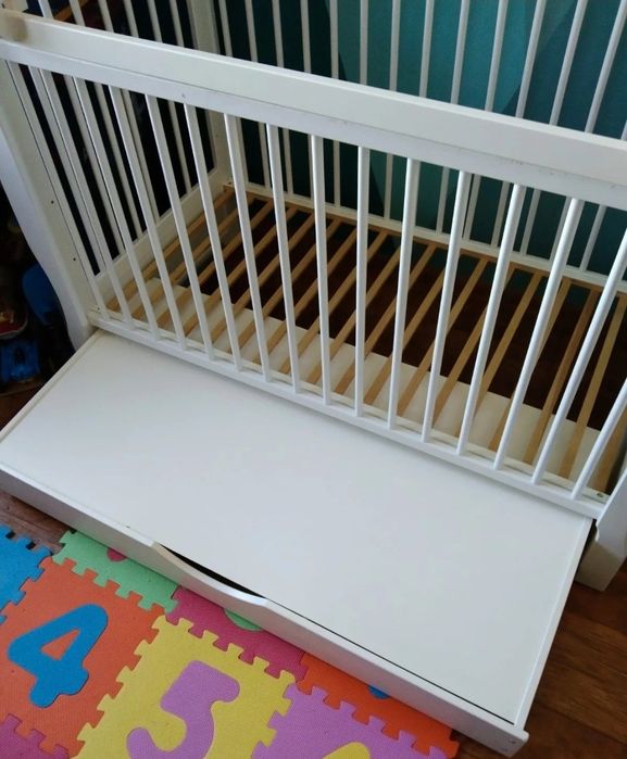 Białe drewniane łóżeczko