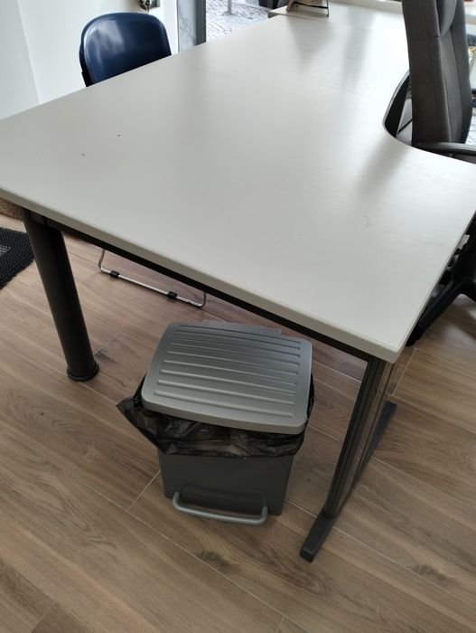 Mesa escritório, armário com gavetas, cadeira