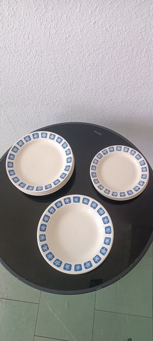 Stare talerze pochodzące z Rumunii kwiaty