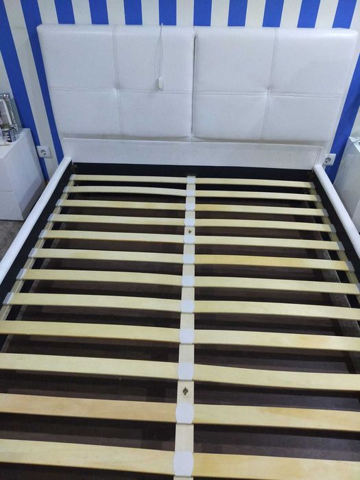 Cama de casal branca com colchão