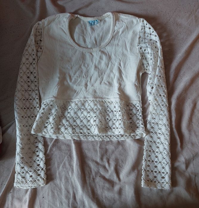 Bluzka z ażurowymi wykończeniami