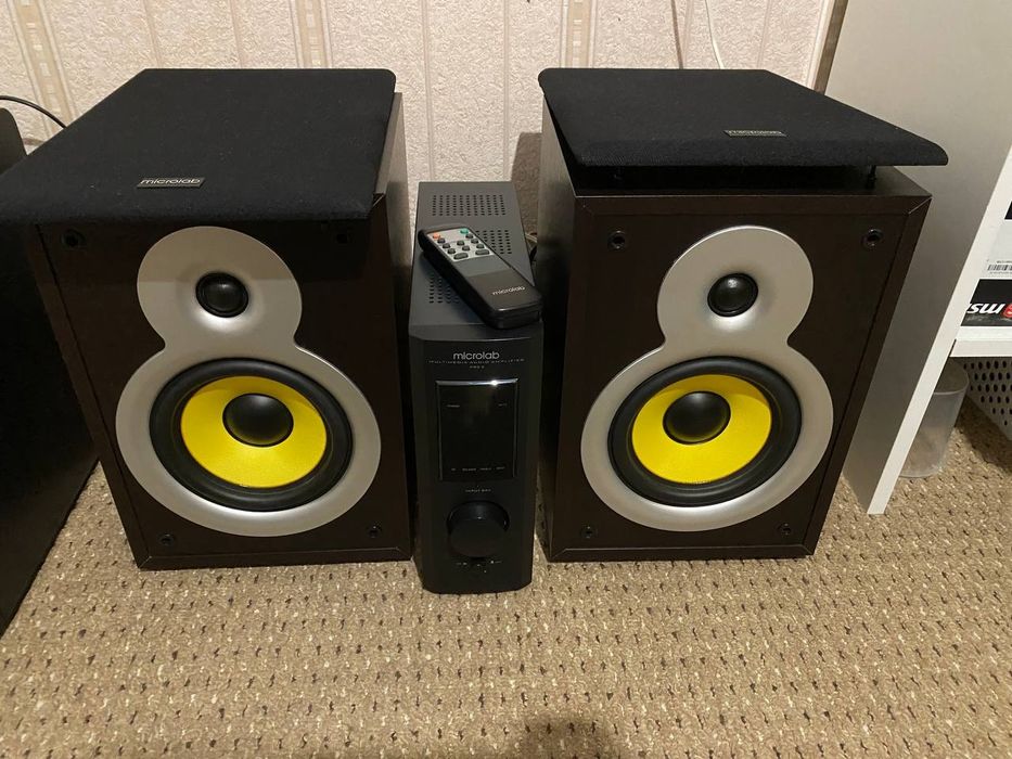 Акустика, колонки microlab pro 2 и sven nf-11 около hi-fi, мониторы
