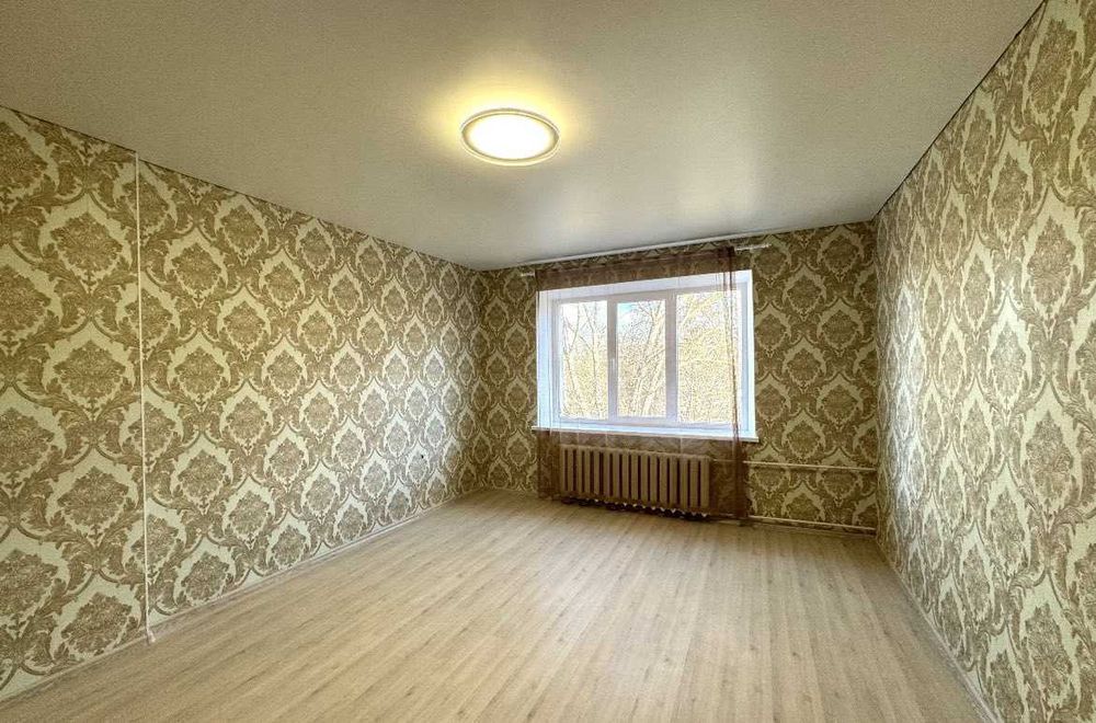 продаж 2 кімн сталінки Садова 2 поверх ремонт,гараж,закритий двір