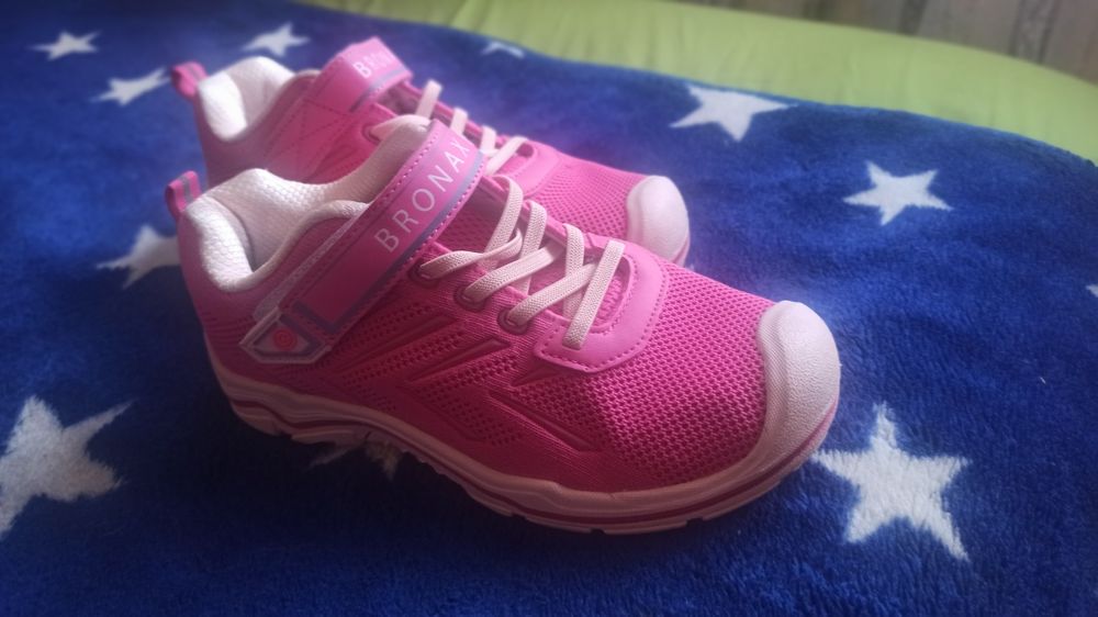 Кросівки на дівчинку.