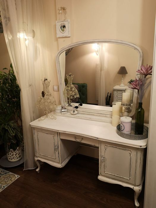 Drewniana rustykalna toaletka