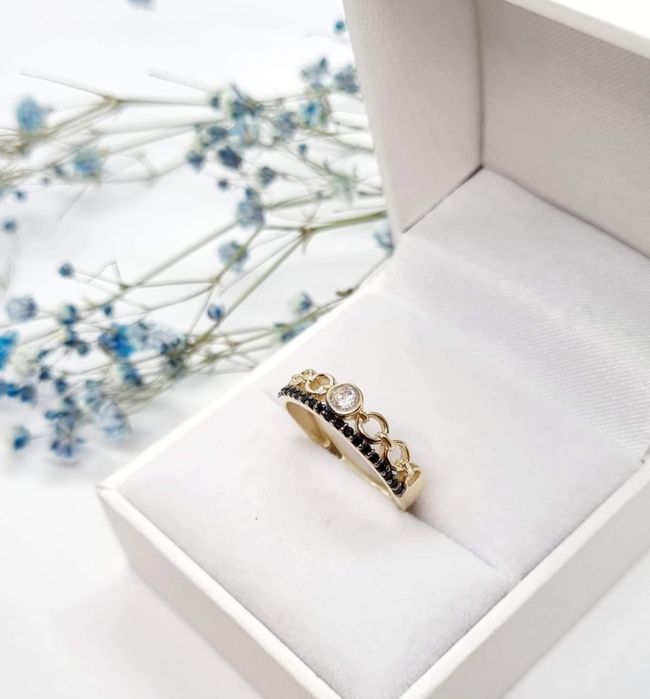 Złoty pierścionek z czarnymi cyrkoniami