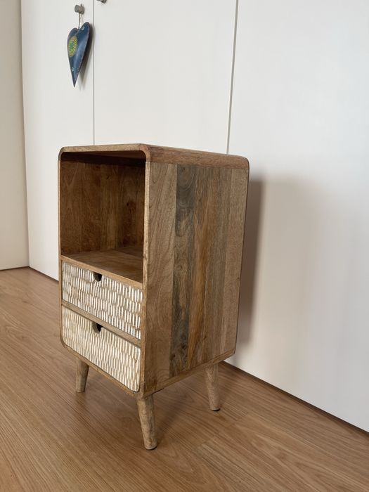 Mesa de Cabeceira em Madeira com 2 Gavetas – Estilo Natural/Boho
