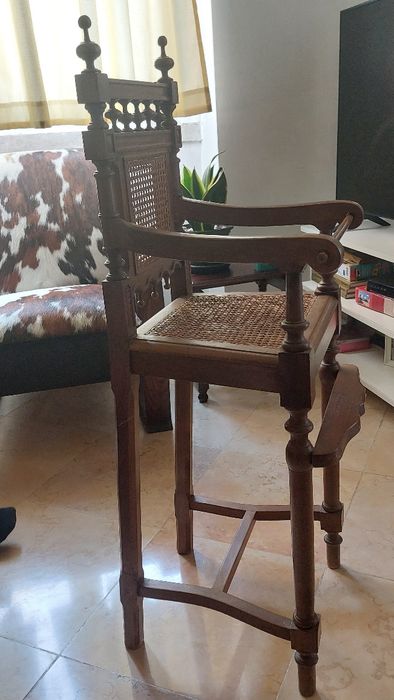 Cadeira alta de criança, em madeira, muitantiga,