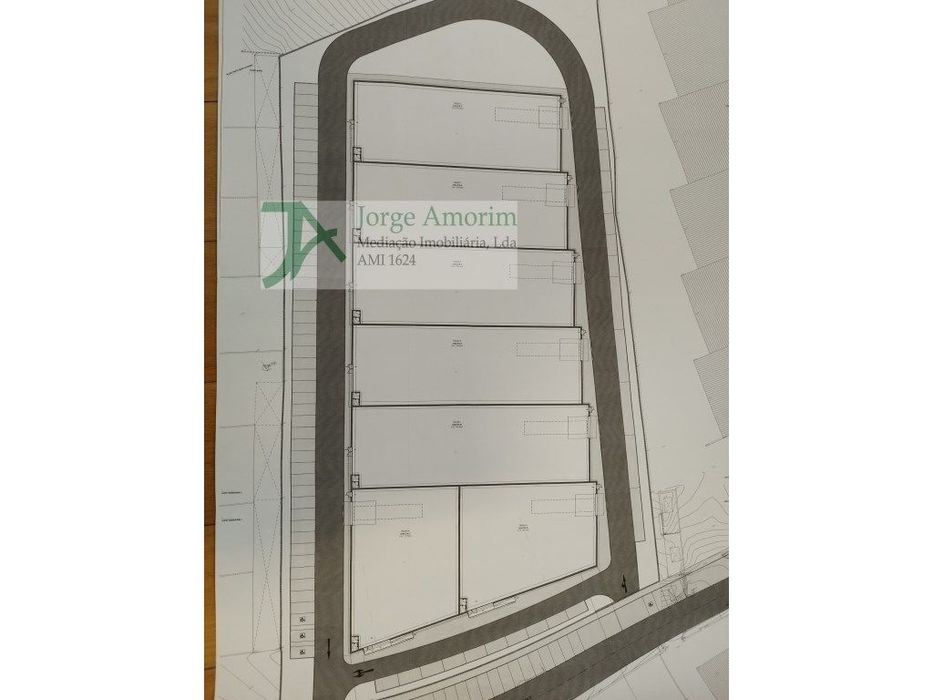 Terreno industrial com projeto aprovado para 7 ou 14 armazéns.