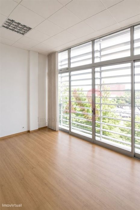 Sala Privada para Arrendamento com 16,5 m² inserida num Escritório em