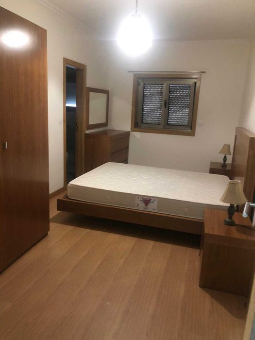 Arrenda-se Vivenda constituída por RC e 1º Andar garagem