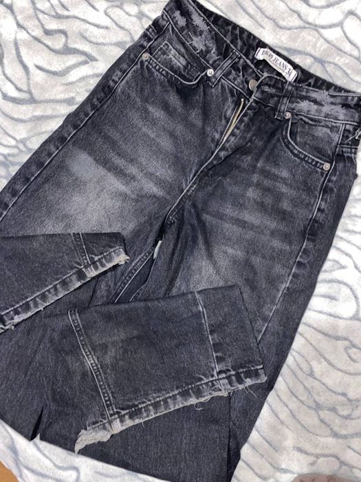 Широкі прямі джинси