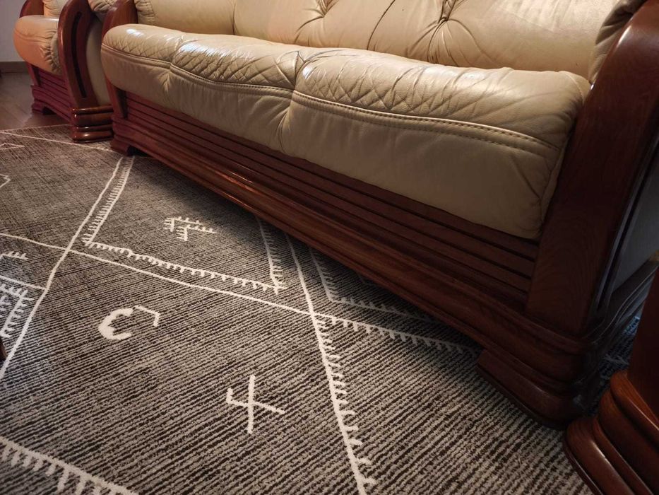 Conjunto sofá 3 lugares + 2 poltronas em pele e madeira maciça