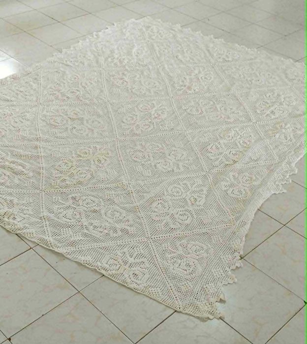 Antiga e Grande Colcha de Renda Artesanal, tipicamente feita à mão Algodão (240 x 200 cm)
