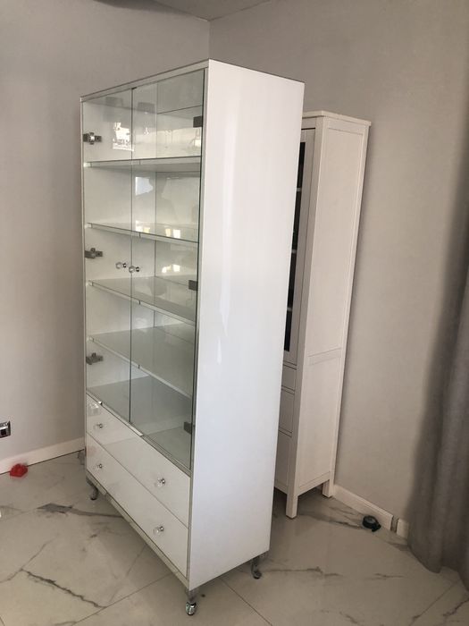 Witryna biala, glamour, lustrzana, noga ludwik, galka kryształ,