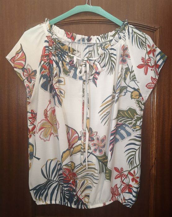 Blusa com motivos florais