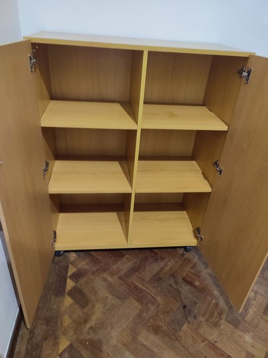 EXCELENTE ARMÁRIO com 2 portas, 6 Divisões, 4 rodízios e Tranca com Ca