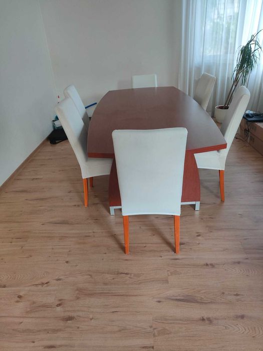 Stół konferencyjny wraz z krzesłami