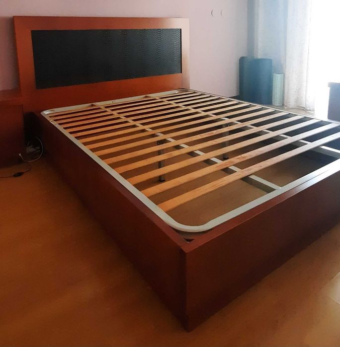 Cama de casal com arrumação