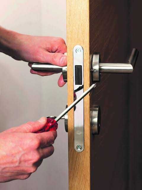Instalação e Reparação de Portas | Carpinteiro