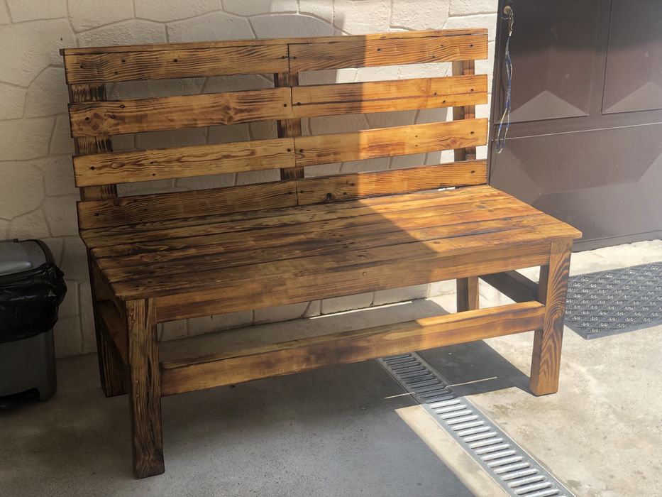 Banco em paletes feito à mão