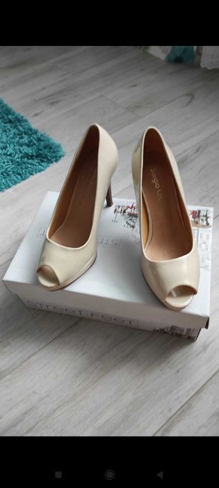 Beżowe czółenka na szpilce