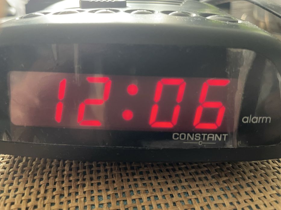 Budzik , zegar z czerwonym LED na prad na rynek brytyjski.